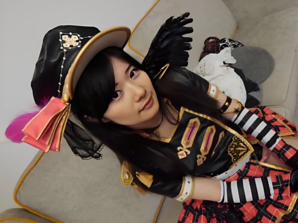 【アイドルの秘密のアルバイト】 20歳の美少女がコスプレSEXで大興奮！ 騎乗位で乱れまくり、連続イキの快感に溺れる！