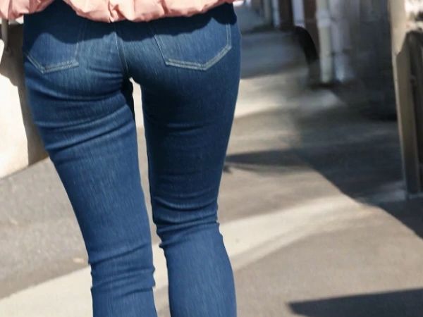 【欲求不満な人妻の誘惑】 30代美魔女のスレンダーな脚線美！ ご無沙汰マ◯コで若いチ◯ポを味わい尽くす不倫セックス♡