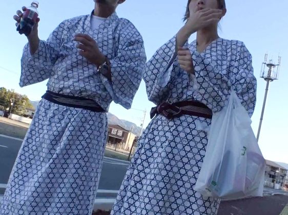 【温泉NTR】混浴で彼氏とラブラブな巨乳美女を誘惑！『ダメ…彼氏が…』と抵抗するも、他人棒の快感に堕ちる！彼氏にバレないようこっそり寝取りセックス！巨乳を揺らしながら感じまくる姿がエロすぎる！ｗｗ