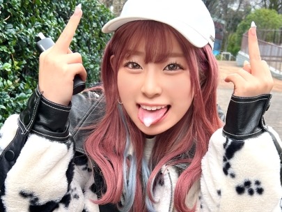 【生配信の過激な裏側】『見ててね…』ライブチャットで本気モードの素人女子！クンニでトロトロになったアソコに正常位で激ピストン！顔射後も止まらない連続ハメでイキまくり！♡