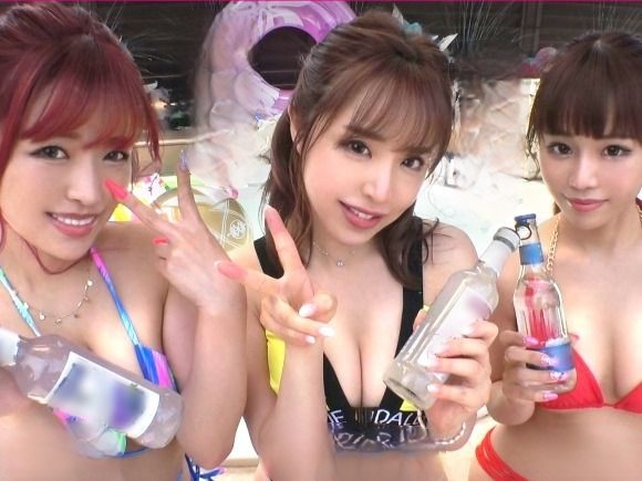 【爆乳素人トリオの野外乱交】Gカップ超えの巨乳3人組が青空の下で大胆露出！おマンコ丸出しでヤリまくり、部屋ではエロすぎる3Pセックスで大騒ぎ！