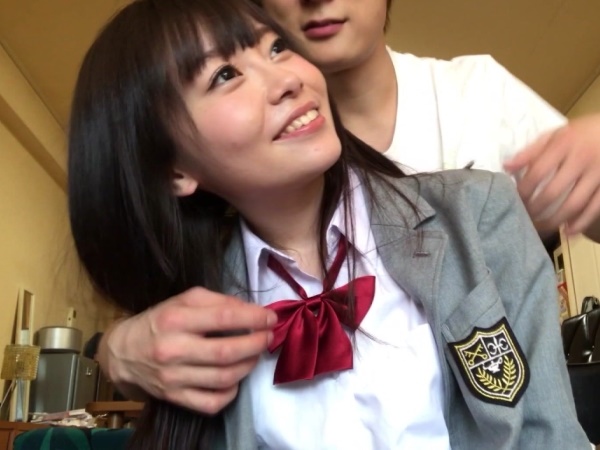 【清楚系美少女の裏の顔】制服を着たまま彼氏とイチャラブセックス！可愛い顔して実は淫乱、チ○ポに跨り腰を振りまくるエロカワ娘のギャップに悶絶！♡