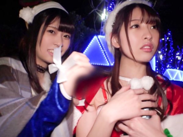 【サンタコス素人娘をクリスマスナンパ】『もう我慢できない…』お酒でほろ酔いの二人組が、キスでエロモード全開！手マンで感じまくり、おしっこも我慢できない大洪水！♡