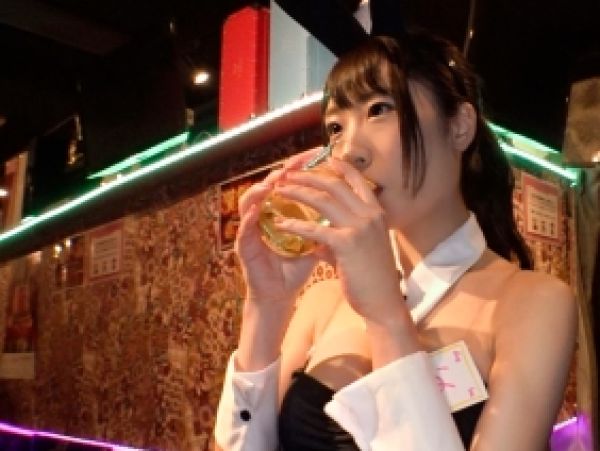 【ガールズバー嬢の危険な夜】『もう…我慢できない…』網タイツが似合う童顔巨乳娘が、シャンパンで酔わされホテルでエッチな本性むき出し！ 巨乳を揺らして感じまくる！♡