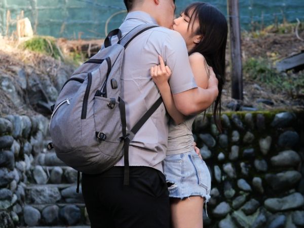 【田舎で燃え上がる禁断の再会】『久しぶり…でもやっぱり気持ちいい…』地元の幼馴染と汗だくで求め合う！ 高校時代の元カノと田舎で再会した大学生が、当時の甘酸っぱい記憶を思い出し、互いの体を貪り合う♥ 懐かしい田舎の風景の中で、抑えきれない欲望が爆発！ 濃厚なキスと絡み合う肢体が、忘れられない夜を演出！