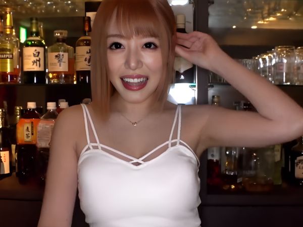 【スポーツバー店員の裏バイト】『気持ちいい…』仕事終わりに本能むき出しでチ○ポをジュポジュポ！音を立ててフェラするエロカワ女子が、騎乗位で激しく腰振り絶頂！ギャップが最高すぎる♡