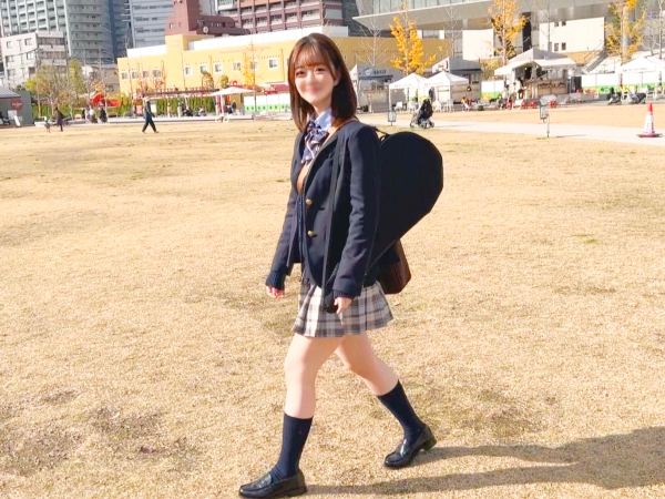 【制服美少女の秘密の撮影会】『感じちゃう…』色白むっちりボディの激カワ女子高生がハメ撮りで大胆に！奥まで突かれて淫乱モード全開、アクメ顔連発！♡