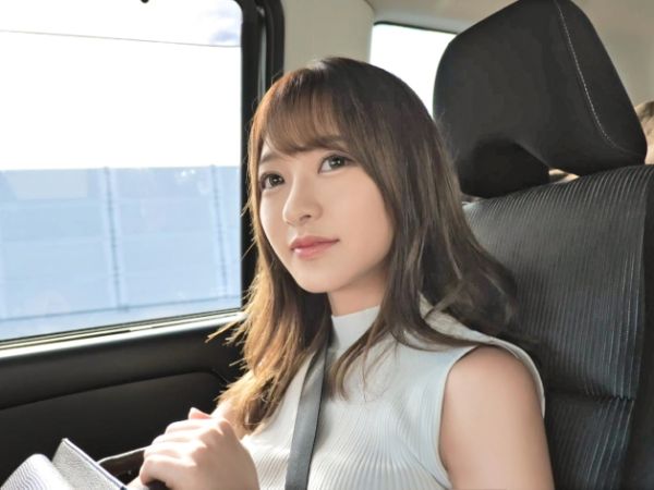 【宅配美少女】スレンダー美少女が素人宅に突撃!甘いキスとフェラでメロメロ♥恋人つなぎで激しく腰振り、華奢ボディが揺れる!素人男性の夢が詰まった配達サービス!