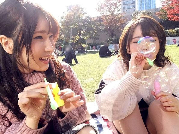【芝生で遊ぶJDをナンパ即ハメ】『えっ、ここでするの?』無邪気な笑顔の女子大生2人が正常位生ハメで大興奮!無垢な顔してドスケベな本性丸出しで乱れまくる!♥