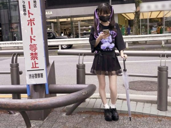 【家出ゴシック少女】『おじさん、気持ちいい？』小柄な家出っ子がゴシックファッションのまま手コキ＆フェラ抜き！立ちションでチンポに放尿ぶっかけ、変態プレイでおじさんチンポを骨抜きに！