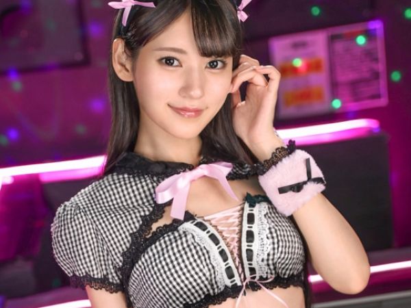 【ちっぱいピンサロ嬢の誘惑】本番NGのはずが…パイパン美少女が挿入おねだり！コスプレ姿でオマ○コを激突きされ、感じまくる！